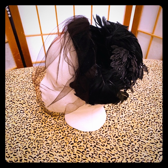 Vintage Accessories - VINTAGE BLACK FEATHER HAT W/ VAIL
